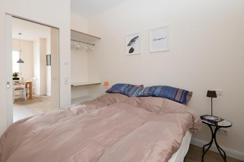 a bedroom with a bed and a table in it at Das schiefe Haus Wohnung Starkenburg in Heppenheim an der Bergstrasse