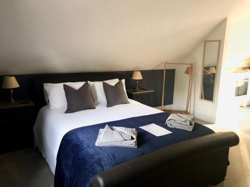 Een bed of bedden in een kamer bij Oakworth Lodge - New self contained studio