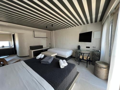 Giường trong phòng chung tại ArmonOia Suites