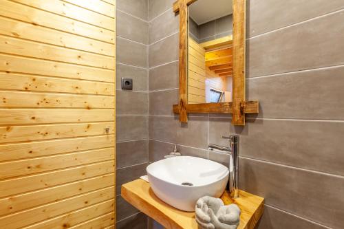 La salle de bains est pourvue d'un lavabo et d'un miroir. dans l'établissement Villa Prendal Eco Living - Minho's Guest, à Guimarães