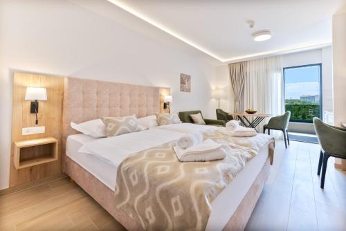 1 dormitorio con 1 cama grande y sala de estar en Aparthotel Remaneo en Promajna
