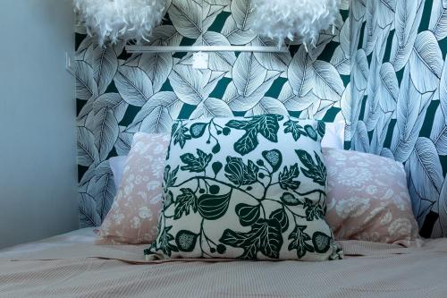 - un lit avec un oreiller bleu et blanc dans l'établissement Studio cosy à proximité du centre ville, à Aix-en-Provence