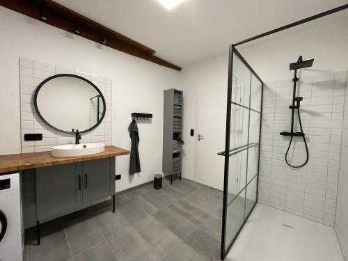 a bathroom with a sink and a mirror at stilvolle, zentrale Ferienwohnung Bocksbruecke mit Parkplatz in Salzwedel