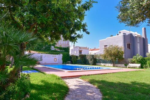 una piscina en un patio junto a una casa en TEPINSA · Alquiler de Apartamentos, en Torreblanca