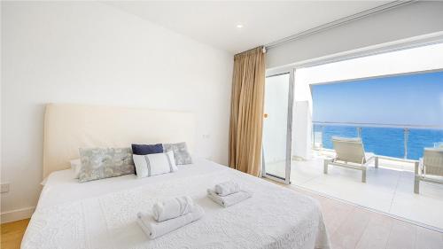 Giường trong phòng chung tại Protaras Holiday Villa 100