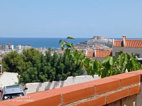 une vue de la ville depuis un mur de briques dans l'établissement Charmant appartement avec vue sur le château de Peniscola, à Peñíscola