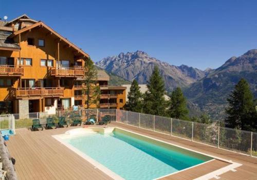 PUY SAINT VINCENT APPARTEMENT T2 BALCON SUPER PANORAMA AVEC PARKING PRIVE COUVERT et PISCINE L'ETE