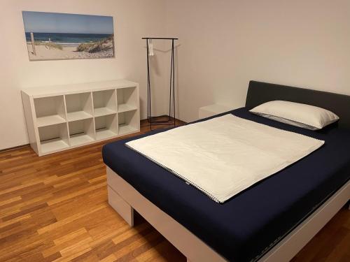 1 dormitorio con 1 cama y armario blanco en Skyblue, en Friedrichshafen
