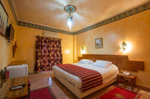 ein Schlafzimmer mit einem großen Bett in einem Zimmer in der Unterkunft Hotel Kasbah Lamrani in Tinghir