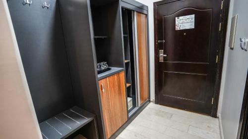 La salle de bains est pourvue d'une porte en bois et d'un petit placard. dans l'établissement Shyan Hotel, à Médine