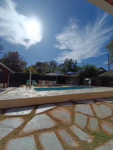a swimming pool in a yard with a sky at Brisa da Serra Hotel Pousada Pirenopolis in Pirenópolis