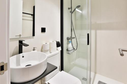Un baño blanco con lavabo y ducha. en Gran Vía. Salud. Puerta del Sol. Callao., en Madrid