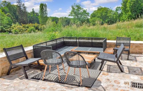 d'une terrasse avec quatre chaises et une table avec un foyer extérieur. dans l'établissement Cozy Home In Saint-Cyr-En-Arthies, à Saint-Cyr-en-Arthies