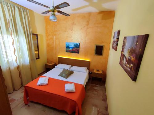 um quarto com uma cama e uma mesa vermelha em Sanmarcomare em Sciacca