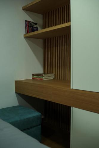 a room with a book shelf with books at Casa de Campo Gracinda in Tourém