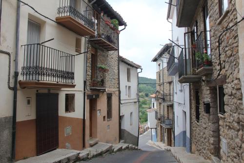 un callejón en un casco antiguo con edificios en Casa Rústica en Villafranca del Cid con vistas a la montaña "Els Arenals", en Villafranca del Cid