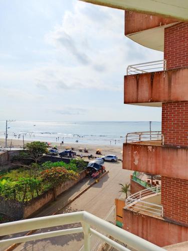 desde el balcón de un edificio con vistas a la playa en Suites Marbensa, Malecón de Atacames, en Atacames