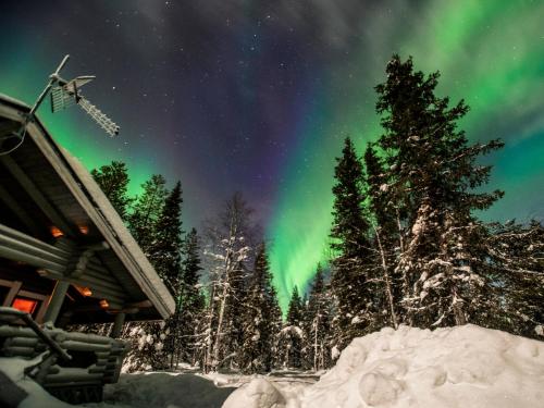 un'immagine dell'aurora che danza nel cielo di Riverside Cottage near Ylläs, Lapland a Kittilä