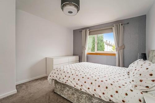 a bedroom with a bed and a window at Centrally Situated 1 Bedroom House in Cumbernauld in Cumbernauld