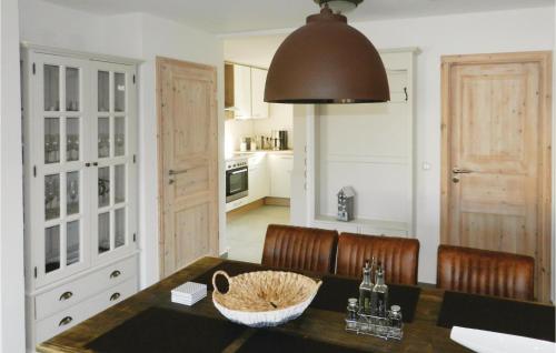ユリウスルーにあるGorgeous Home In Breege-juliusruh With Wifiのキッチン(ダイニングテーブル、椅子、照明付)