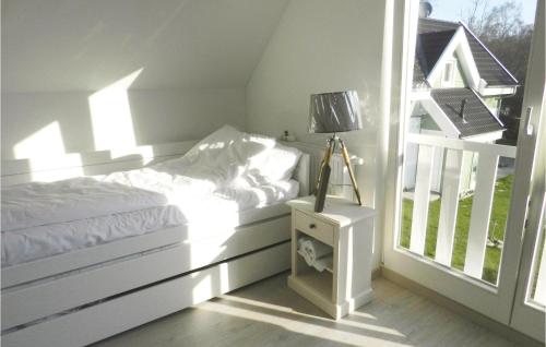 ユリウスルーにあるGorgeous Home In Breege-juliusruh With Wifiのベッドルーム1室(ベッド1台付)、バルコニー