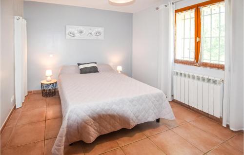 ein weißes Schlafzimmer mit einem Bett und zwei Lampen in der Unterkunft Amazing Home In Beaumes-de-venise With Private Swimming Pool, Can Be Inside Or Outside in Beaumes-de-Venise