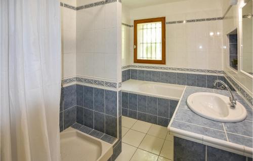 ein Badezimmer mit einem Waschbecken, einer Badewanne und einer Dusche in der Unterkunft Amazing Home In Beaumes-de-venise With Private Swimming Pool, Can Be Inside Or Outside in Beaumes-de-Venise