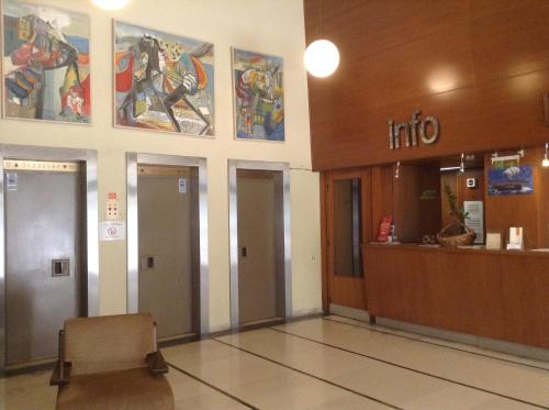 eine Lobby eines Krankenhauses mit zwei Aufzügen in der Unterkunft Hotel Alexandros in Volos