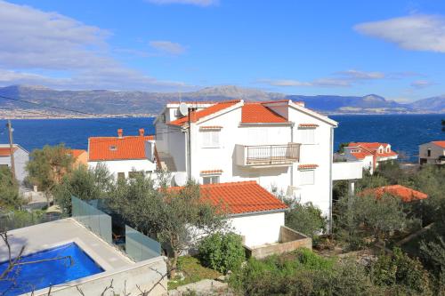 Apartments by the sea Slatine, Ciovo - 4871