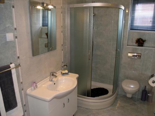 y baño con ducha, lavabo y aseo. en Apartments by the sea Businci, Ciovo - 4863, en Trogir