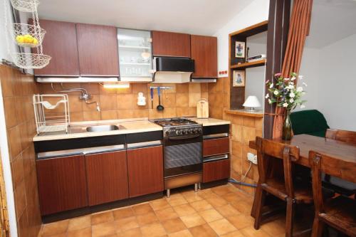 Kuchyň nebo kuchyňský kout v ubytování Apartments by the sea Cove Pokrivenik, Hvar - 5224