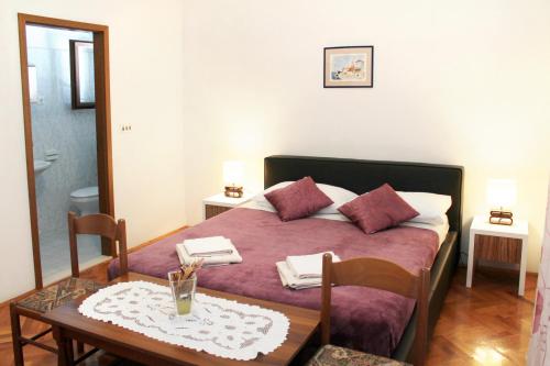 Säng eller sängar i ett rum på Apartments with a parking space Kastel Stafilic, Kastela - 5219