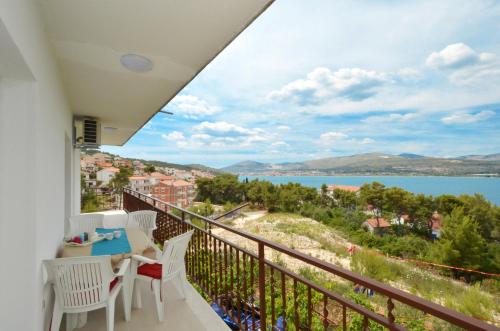 Apartments with parking space Arbanija, Ciovo - 5228