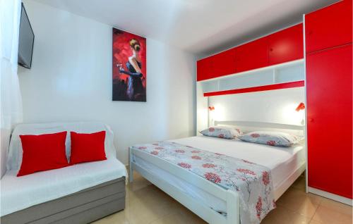 1 Schlafzimmer mit 2 Betten und roten Schränken in der Unterkunft Beautiful Apartment In Pisak With House Sea View in Pisak