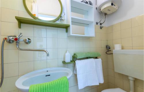 ein Bad mit einem Waschbecken und einem Spiegel in der Unterkunft Beautiful Apartment In Pisak With House Sea View in Pisak