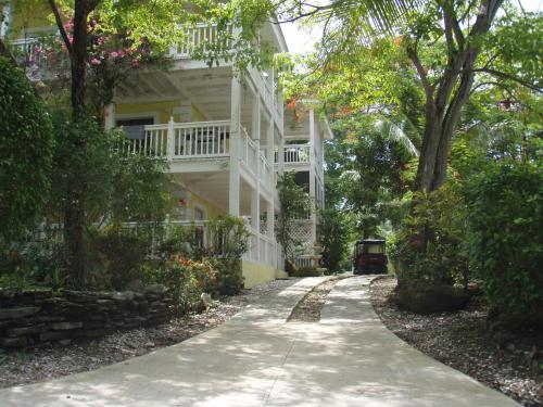 uma casa com um passadiço à sua frente em Beautiful Apartment with Terrace em Isla Contadora
