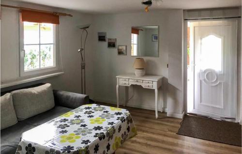 ein Wohnzimmer mit einem Bett, einem Tisch und einem Fenster in der Unterkunft Ferienhaus Bellin 59 in Bellin