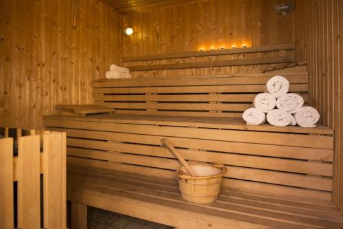 a sauna with a bucket and towels in it at Willa Bryza in Gdynia