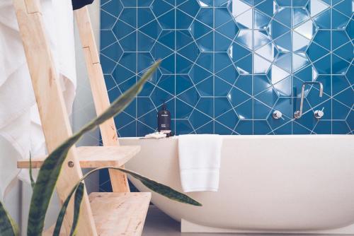 Ένα μπάνιο στο Aquabelle Apartments
