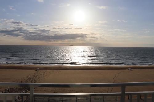 - Balcón de playa con vistas al océano en Oceanfront beach, sky, & dolphins en Virginia Beach