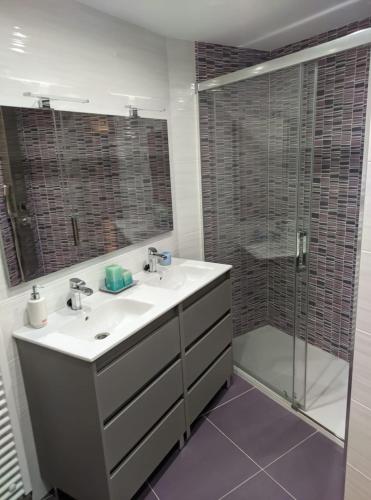 a bathroom with a sink and a shower at Preciosa Casa en Castro Urdiales in Castro-Urdiales