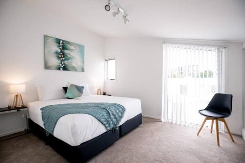 Säng eller sängar i ett rum på Chic Hobart Townhouse sleeps 9 - perfect location