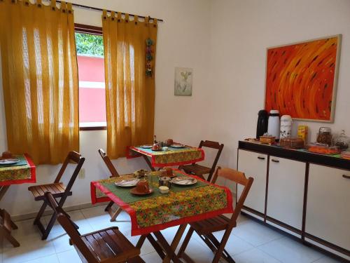 cocina con mesa y sillas en una habitación en Hospedaria Cobras E Lagartos, en Angra dos Reis