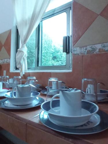 a kitchen counter with plates and cups on it at Manglar Pacific in Los Ayala