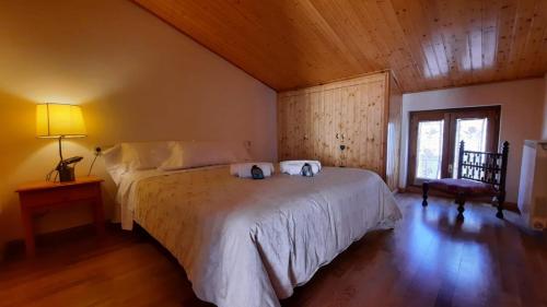 1 dormitorio con 1 cama con 2 toallas en ESPECTACULAR CASA RURAL CA L'ESQUERRÉ en Cerviá
