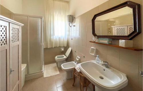 uma casa de banho com um lavatório, um WC e um espelho. em 1 Bedroom Amazing Apartment In Castro em Minervino di Lecce