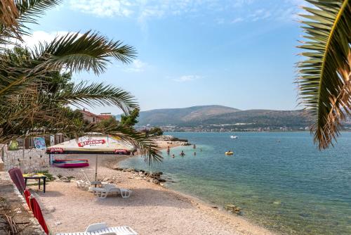 Apartments with parking space Mastrinka, Ciovo - 9428