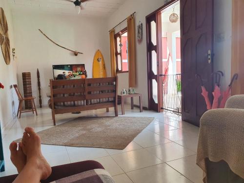 una persona tirada en el suelo en una sala de estar en Hospedaria Cobras E Lagartos, en Angra dos Reis