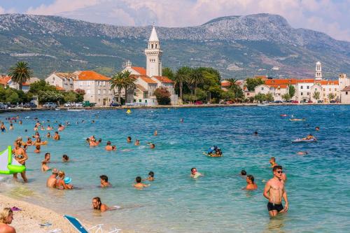 Fotografia z galérie ubytovania Seaside holiday house Kastel Stafilic, Kastela - 11165 v destinácii Kaštela