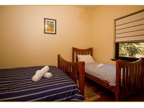 A bed or beds in a room at Fairholme Apartment